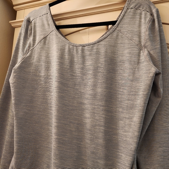 Lovely Zella Jersey Athletic Top with Beautiful details!      Sz XL - Picture 8 of 14